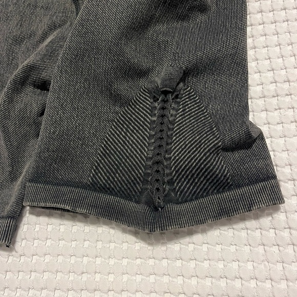 NWT - OFFLINE BY AERIE SEAMLESS MACRAME BIKE SHORT DARK GREY - Picture 4 of 7